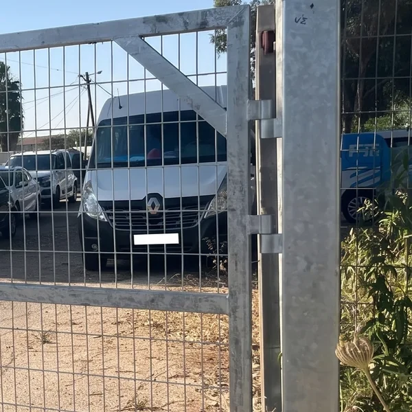 ציר ועמוד של שער רשת מגולוון