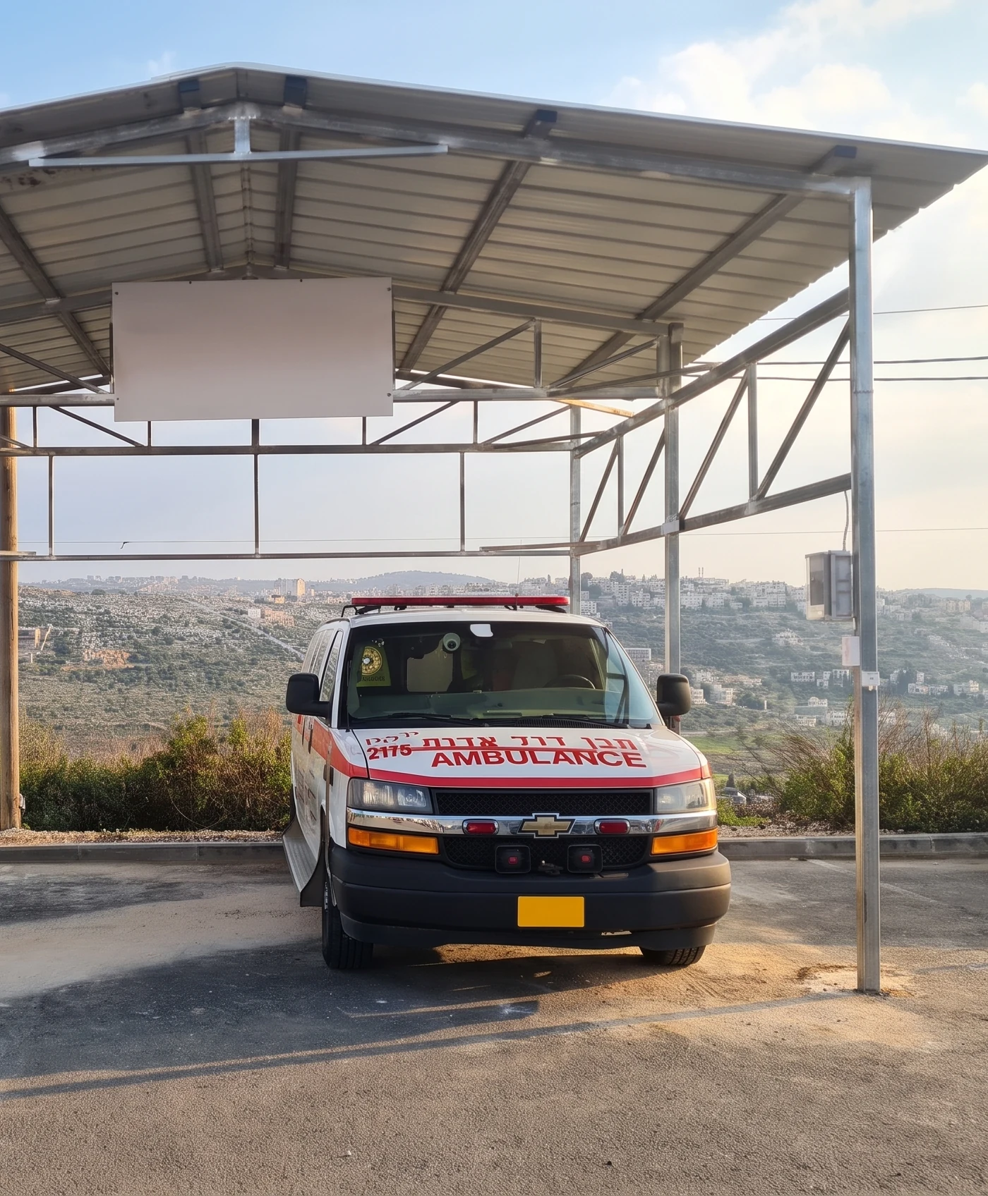 סככת הצללה מפלדה שהתקנו במתקן מוסדי