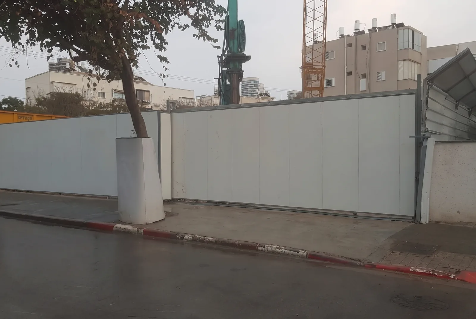 גדר פנל לאתר בנייה עירוני שהתקנו