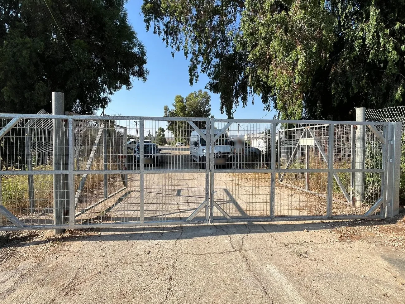 שער רשת רחב שהתקנו בכניסה למתחם