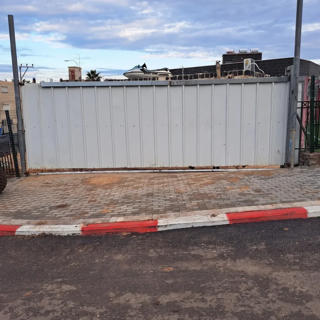 שער פח לכניסת רכבים שהתקנו